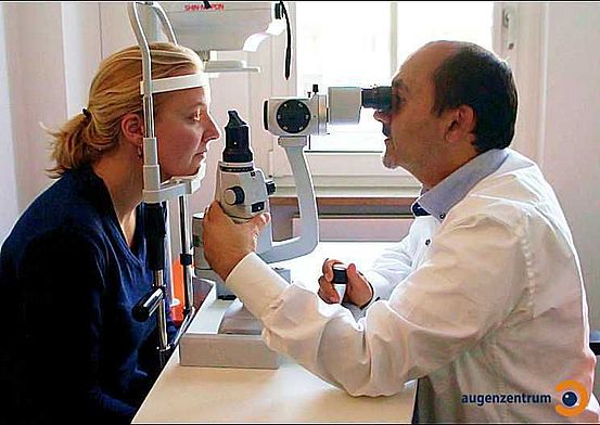 Dr. Parasta während einer Spaltlampenuntersuchung im Augenzentrum in München.